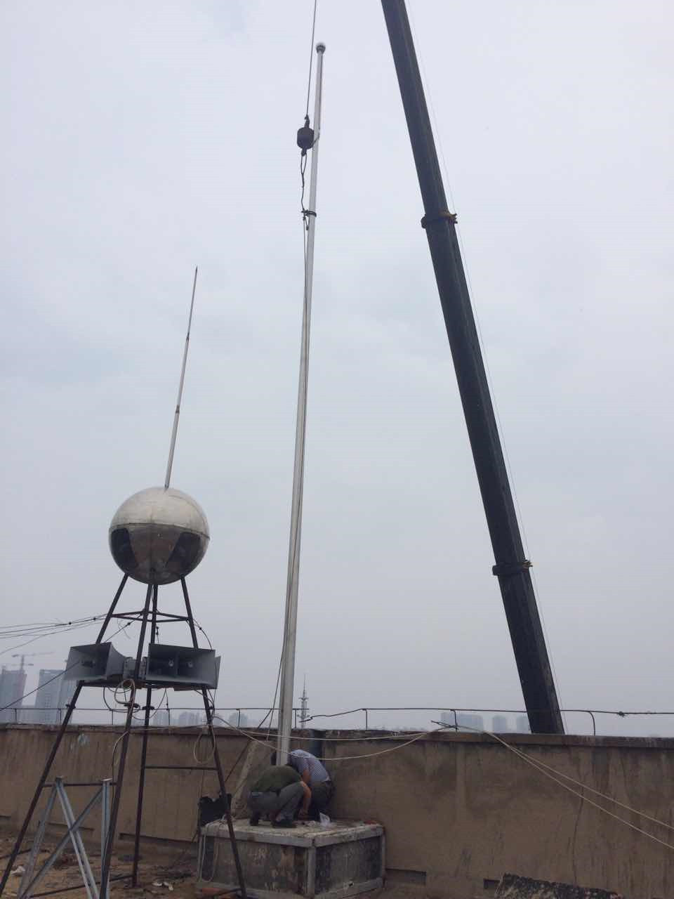 阜新12米楼顶旗杆安装现场
